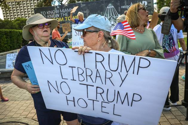 A person holds up a sign during a protest against the construction of Donald Trump s presidential library in Miami, USA, 29 September 2025. Activists, students, and teachers protested against Donald Trump s presidential library in Miami, a project that the Florida government plans to endorse on Tuesday, considering it to be just another one of his hotels and an insult because it is next to the Freedom Tower. Activists protest against Trump library in Miami, calling it an insult !ACHTUNG: NUR REDAKTIONELLE NUTZUNG!  Copyright: xGiorgioxVierax USA5077 20250929-55018072518_1