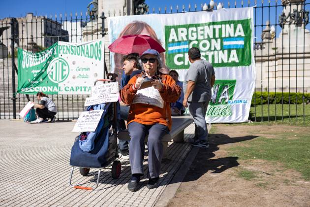October 1, 2025, Buenos Aires, Buenos Aires, Argentina: An elderly woman stands before the National Congress, defying President Javier Mileiâ€⠢s austerity measures. Buenos Aires Argentina - ZUMAp265 20251001_zip_p265_001 Copyright: xDelfinaxCorberaxPix