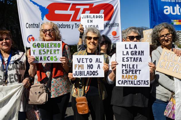 October 1, 2025, Buenos Aires, Buenos Aires, Argentina: Retirees and pensioners protest in front of the National Congress against President Javier Milei s austerity measures. Buenos Aires Argentina - ZUMAp265 20251001_zip_p265_002 Copyright: xDelfinaxCorberaxPix