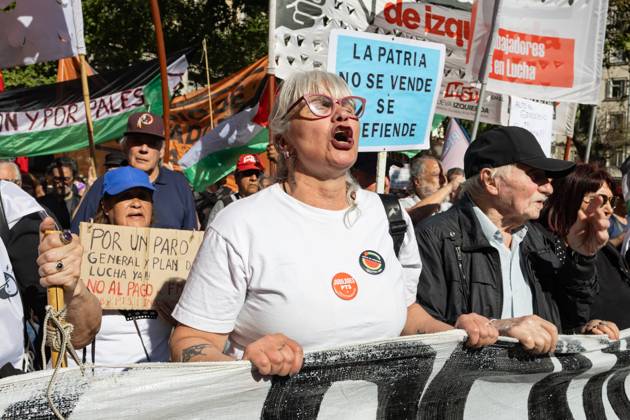 October 1, 2025, Buenos Aires, Buenos Aires, Argentina: Retirees and pensioners protest in front of the National Congress against President Javier Milei s austerity measures. Buenos Aires Argentina - ZUMAp265 20251001_zip_p265_005 Copyright: xDelfinaxCorberaxPix