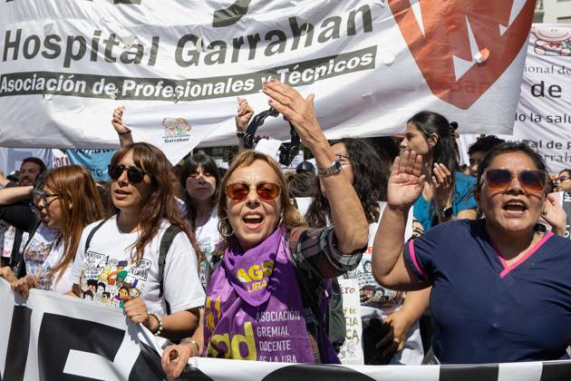 October 2, 2025, Buenos Aires, Buenos Aires, Argentina: Doctors and healthcare workers march to defend pediatric funding law in front of the Argentine National Congress Buenos Aires Argentina - ZUMAp265 20251002_zip_p265_003 Copyright: xDelfinaxCorberaxPix