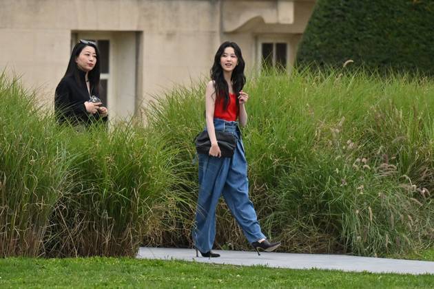 PFW Loewe Outside Arrivals Chen Duling arriving at Loewe show during Paris Fashion Week in Paris, France on October 3, 2025. Photo by Julien Reynaud APS-Medias ABACAPRESS.COM Paris France Copyright: xReynaudxJulien APS-Medias ABACAx