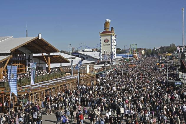 Oktoberfest visitors at the 190 Oktoberfest 2025 on the Theresienwiese Munich, 03 10 2025 Foto:xB.xSaarx xFuturexImagex oktoberfest_5002