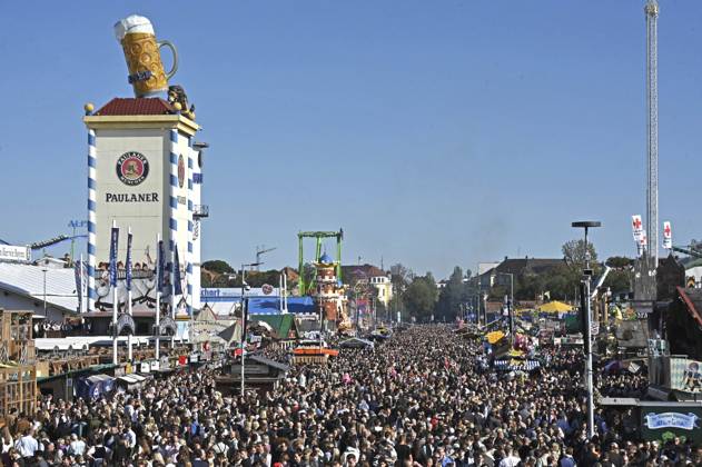 Oktoberfest visitors at the 190 Oktoberfest 2025 on the Theresienwiese Munich, 03 10 2025 Foto:xB.xSaarx xFuturexImagex oktoberfest_5004
