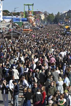 Oktoberfest visitors at the 190 Oktoberfest 2025 on the Theresienwiese Munich, 03 10 2025 Foto:xB.xSaarx xFuturexImagex oktoberfest_5005