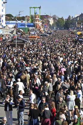 Oktoberfest visitors at the 190 Oktoberfest 2025 on the Theresienwiese Munich, 03 10 2025 Foto:xB.xSaarx xFuturexImagex oktoberfest_5006