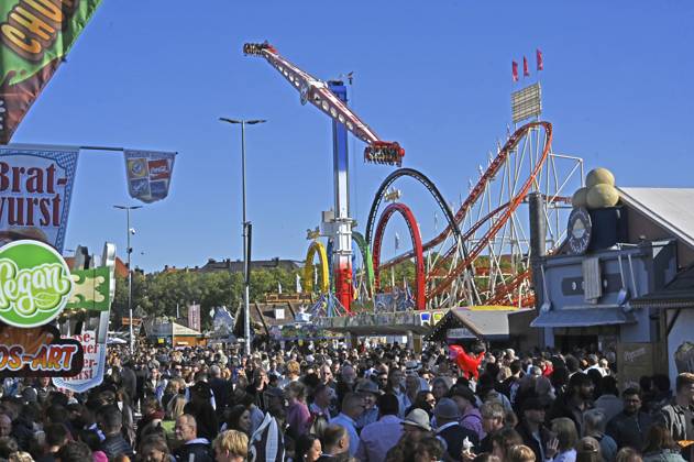 Oktoberfest visitors at the 190 Oktoberfest 2025 on the Theresienwiese Munich, 03 10 2025 Foto:xB.xSaarx xFuturexImagex oktoberfest_5027