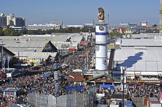 Oktoberfest visitors at the 190 Oktoberfest 2025 on the Theresienwiese Munich, 03 10 2025 Foto:xB.xSaarx xFuturexImagex oktoberfest_5033