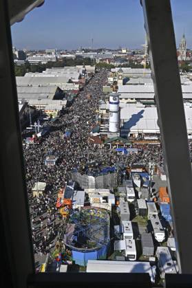 Oktoberfest visitors at the 190 Oktoberfest 2025 on the Theresienwiese Munich, 03 10 2025 Foto:xB.xSaarx xFuturexImagex oktoberfest_5035