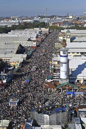 Oktoberfest visitors at the 190 Oktoberfest 2025 on the Theresienwiese Munich, 03 10 2025 Foto:xB.xSaarx xFuturexImagex oktoberfest_5036