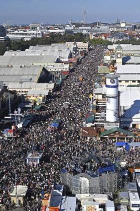 Oktoberfest visitors at the 190 Oktoberfest 2025 on the Theresienwiese Munich, 03 10 2025 Foto:xB.xSaarx xFuturexImagex oktoberfest_5037