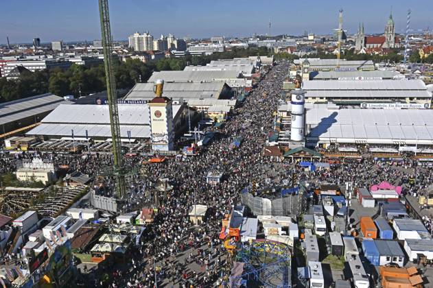 Oktoberfest visitors at the 190 Oktoberfest 2025 on the Theresienwiese Munich, 03 10 2025 Foto:xB.xSaarx xFuturexImagex oktoberfest_5038