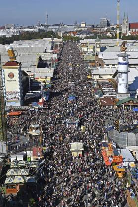 Oktoberfest visitors at the 190 Oktoberfest 2025 on the Theresienwiese Munich, 03 10 2025 Foto:xB.xSaarx xFuturexImagex oktoberfest_5040