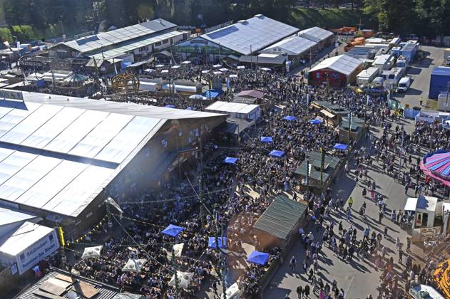 Oktoberfest visitors at the 190 Oktoberfest 2025 on the Theresienwiese Munich, 03 10 2025 Foto:xB.xSaarx xFuturexImagex oktoberfest_5043