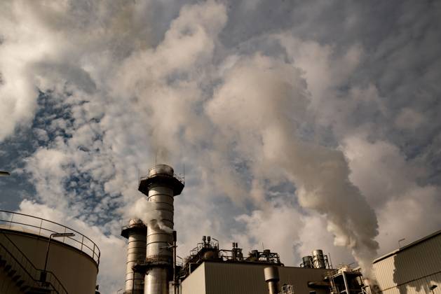 October 4, 2025, Sant Adria Del Besos, Barcelona, Spain: Smoke air emissions coming from the chimneys of Combined cycle thermoelectric plant Besos Power Station located in Sant Adria del Besos, Barcelona, Spain and owned by Spanish multinational electric utility companies Naturgy and Endesa. Central termica del Besos, power plant, Sant Adria Del Besos Spain - ZUMAb137 20251004_fap_b137_003 Copyright: xJordixBoixareux