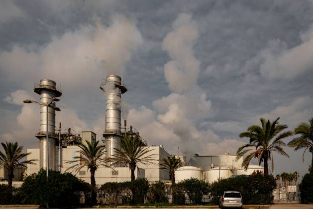 October 4, 2025, Sant Adria Del Besos, Barcelona, Spain: Smoke air emissions coming from the chimneys of Combined cycle thermoelectric plant Besos Power Station located in Sant Adria del Besos, Barcelona, Spain and owned by Spanish multinational electric utility companies Naturgy and Endesa. Central termica del Besos, power plant, Sant Adria Del Besos Spain - ZUMAb137 20251004_fap_b137_005 Copyright: xJordixBoixareux