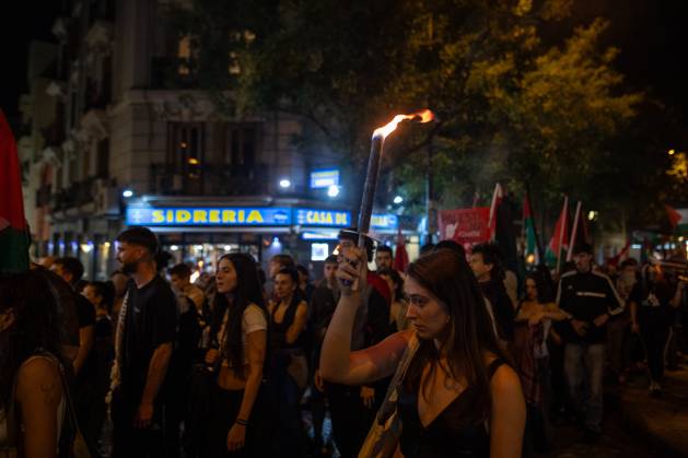 October 3, 2025, Madrid, Spain: Protesters hold torches during a pro-Palestinian demonstration in the Lavapiàs neighborhood of Madrid. Madrid Spain - ZUMAs197 20251003_aaa_s197_525 Copyright: xDavidxCanalesx