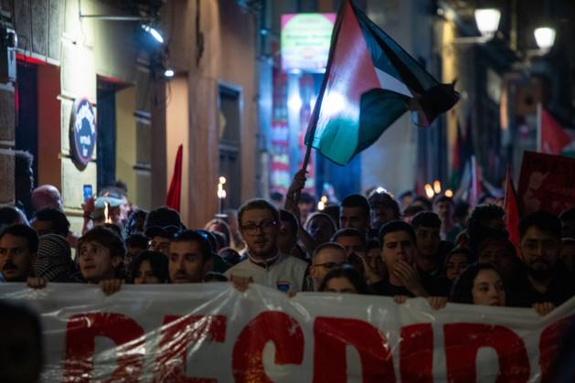 October 3, 2025, Madrid, Spain: Protesters hold Palestinian flags during a pro-Palestinian demonstration in the Lavapiàs neighborhood of Madrid. Madrid Spain - ZUMAs197 20251003_aaa_s197_526 Copyright: xDavidxCanalesx