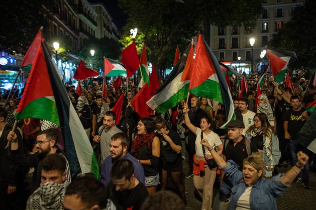 October 3, 2025, Madrid, Spain: Protesters hold Palestinian flags during a pro-Palestinian demonstration in the Lavapiàs neighborhood of Madrid. Madrid Spain - ZUMAs197 20251003_aaa_s197_528 Copyright: xDavidxCanalesx
