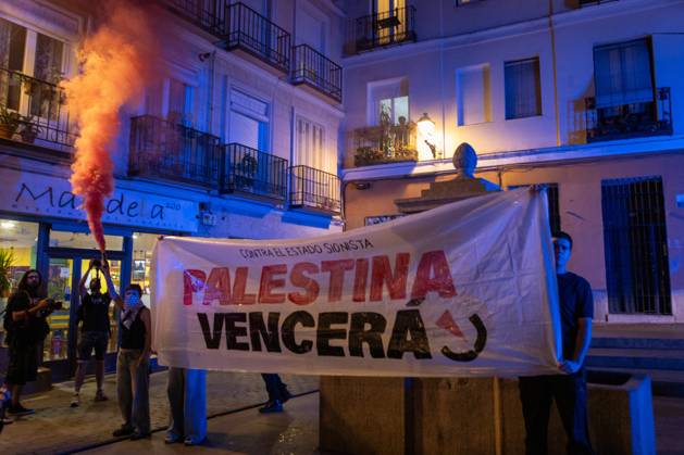 October 3, 2025, Madrid, Spain: Protesters hold a banner during a pro-Palestinian demonstration in the Lavapiàs neighborhood of Madrid. Madrid Spain - ZUMAs197 20251003_aaa_s197_529 Copyright: xDavidxCanalesx