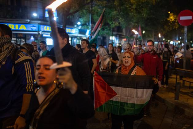 October 3, 2025, Madrid, Spain: Protesters hold torches during a pro-Palestinian demonstration in the Lavapiàs neighborhood of Madrid. Madrid Spain - ZUMAs197 20251003_aaa_s197_530 Copyright: xDavidxCanalesx