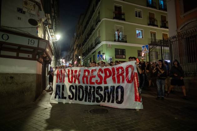 October 3, 2025, Madrid, Spain: Protesters hold a banner with the slogan: Not a single breath for Zionism during a pro-Palestinian demonstration in the Lavapiàs neighborhood of Madrid. Madrid Spain - ZUMAs197 20251003_aaa_s197_531 Copyright: xDavidxCanalesx