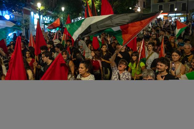 October 3, 2025, Madrid, Spain: Protesters hold Palestinian flags during a pro-Palestinian demonstration in the Lavapiàs neighborhood of Madrid. Madrid Spain - ZUMAs197 20251003_aaa_s197_533 Copyright: xDavidxCanalesx