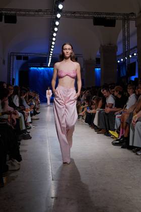 Lisbon Fashion Week in Lisboa, Portugal - 04 Oct 2025 A model walks the runway during Behen fashion show at ModaLisboa Base, Lisbon Fashion Week in Lisboa. Lisbon Patio da Gale Lisbon Portugal Copyright: xBrunoxdexCarvalhox xSOPAxImagesx