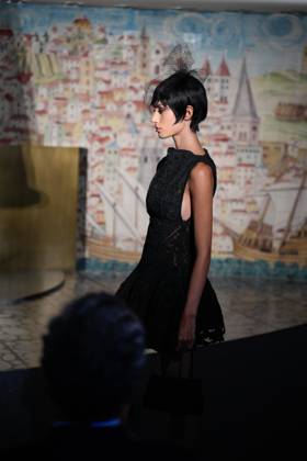 Lisbon Fashion Week in Lisboa, Portugal - 04 Oct 2025 A model walks the runway during Behen fashion show at ModaLisboa Base, Lisbon Fashion Week in Lisboa. Lisbon Patio da Gale Lisbon Portugal Copyright: xBrunoxdexCarvalhox xSOPAxImagesx