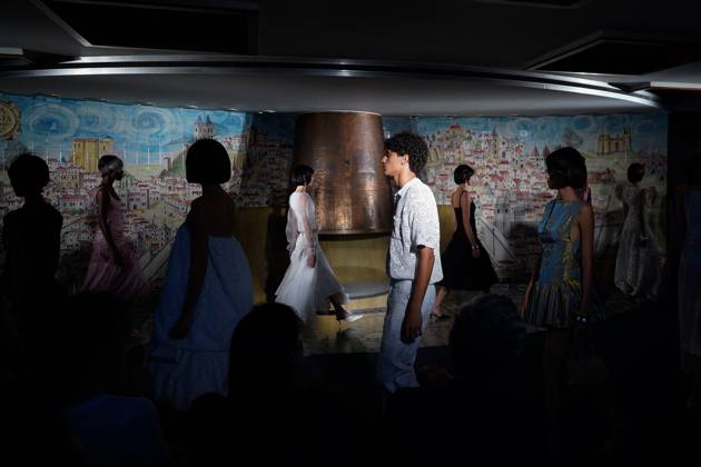 Lisbon Fashion Week in Lisboa, Portugal - 04 Oct 2025 A model walks the runway during Behen fashion show at ModaLisboa Base, Lisbon Fashion Week in Lisboa. Lisbon Patio da Gale Lisbon Portugal Copyright: xBrunoxdexCarvalhox xSOPAxImagesx