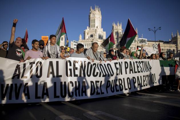 October 4, 2025, Madrid, Spain: Protesters hold the banner at the top, with the Cibeles Palace visible behind them, during a pro-Palestinian demonstration in central Madrid in solidarity with the Palestinian people in the face of Israeli attacks and condemning the interception by Israeli forces of the Global Sumud Flotilla ships. Madrid Spain - ZUMAs197 20251004_aaa_s197_306 Copyright: xLuisxSotox