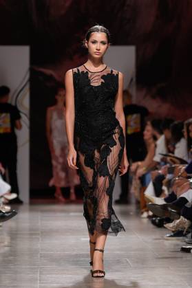 Lisbon Fashion Week in Lisboa, Portugal - 04 Oct 2025 A model walks the runway during Carlos Gil fashion show at ModaLisboa Base, Lisbon Fashion Week in Lisboa. Lisbon Portugal Copyright: xBrunoxdexCarvalhox xSOPAxImagesx brunodecarvalho_modalisboabase-3459