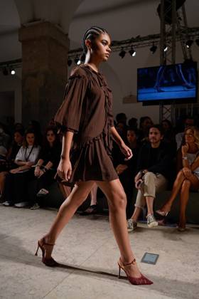 Lisbon Fashion Week in Lisboa, Portugal - 04 Oct 2025 A model walks the runway during Luis Onofre fashion show at ModaLisboa Base, Lisbon Fashion Week in Lisboa. Lisbon Portugal Copyright: xBrunoxdexCarvalhox xSOPAxImagesx untitled-270