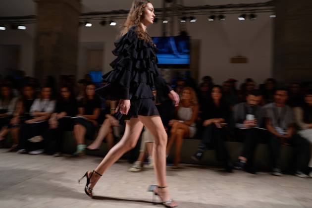 Lisbon Fashion Week in Lisboa, Portugal - 04 Oct 2025 A model walks the runway during Luis Onofre fashion show at ModaLisboa Base, Lisbon Fashion Week in Lisboa. Lisbon Portugal Copyright: xBrunoxdexCarvalhox xSOPAxImagesx untitled-301