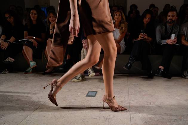 Lisbon Fashion Week in Lisboa, Portugal - 04 Oct 2025 A model walks the runway during Luis Onofre fashion show at ModaLisboa Base, Lisbon Fashion Week in Lisboa. Lisbon Portugal Copyright: xBrunoxdexCarvalhox xSOPAxImagesx untitled-325