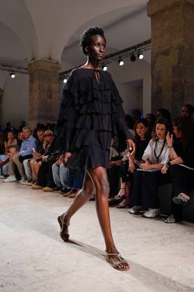 Lisbon Fashion Week in Lisboa, Portugal - 04 Oct 2025 A model walks the runway during Luis Onofre fashion show at ModaLisboa Base, Lisbon Fashion Week in Lisboa. Lisbon Portugal Copyright: xBrunoxdexCarvalhox xSOPAxImagesx untitled-391