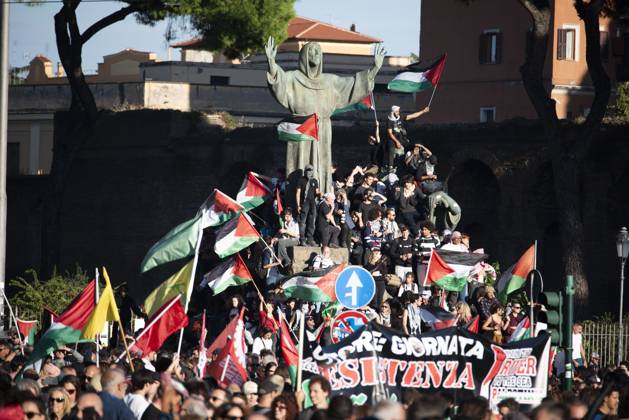 Photo IPP Diego Nangano Cappello Rome 04 10 2025 National Pro Palestine demonstration in the photo demonstrators marching in support of Palestine Italy Photo Press World Copyright