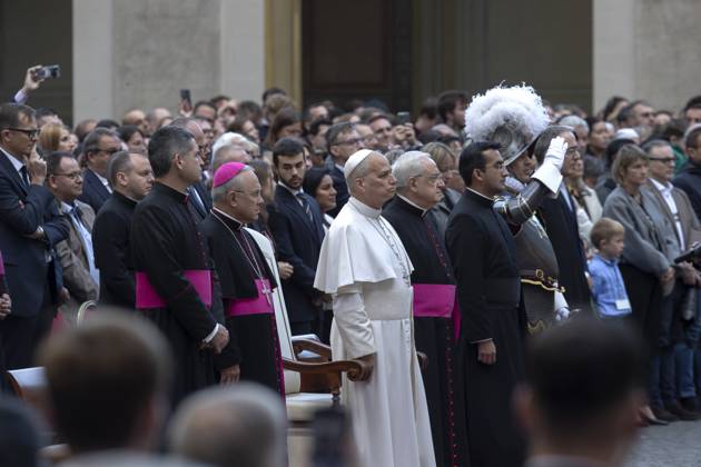 October 4, 2025, Vatican City, Vatican: Pope Leo XIV attends the Swearing-in ceremony of 27 new Swiss Guard recruits, in the San Damaso Courtyard at the Vatican Vatican City Vatican - ZUMAs197 20251004_aaa_s197_1162 Copyright: xMariaxGraziaxPicciarellax
