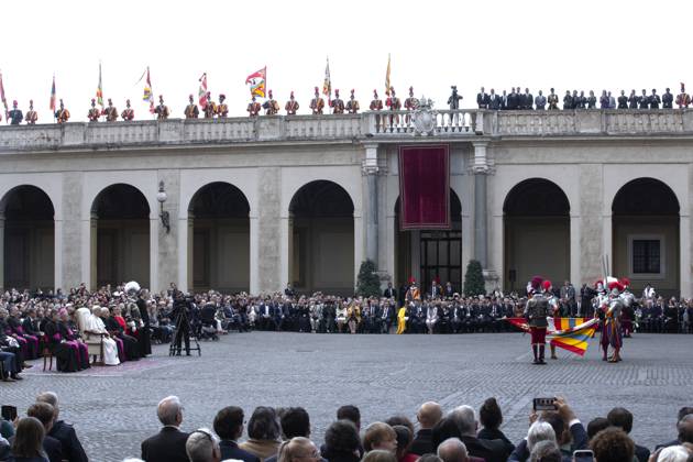 October 4, 2025, Vatican City, Vatican: Pope Leo XIV attends the Swearing-in ceremony of 27 new Swiss Guard recruits, in the San Damaso Courtyard at the Vatican Vatican City Vatican - ZUMAs197 20251004_aaa_s197_1161 Copyright: xMariaxGraziaxPicciarellax
