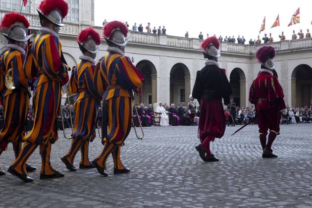October 4, 2025, Vatican City, Vatican: Pope Leo XIV attends the Swearing-in ceremony of 27 new Swiss Guard recruits, in the San Damaso Courtyard at the Vatican Vatican City Vatican - ZUMAs197 20251004_aaa_s197_1186 Copyright: xMariaxGraziaxPicciarellax