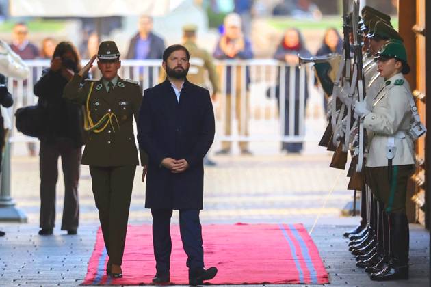Santiago October 6, 2025 The President of the Republic, Gabriel Boric, receives the Honors of the Guard of La Moneda Palace Dragomir Yankovic Aton Chile, Santiago Chile Aton Chile Aton 1050590 Copyright: DRAGOMIRxYANKOVIC ATONxCHILE