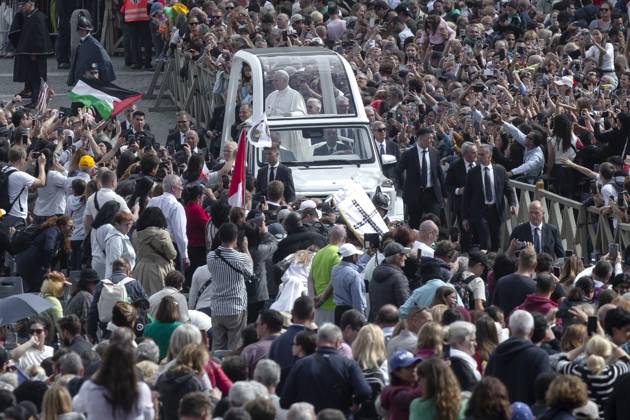 October 5, 2025, Vatican City, Vatican: Pope Leo XIV waves from the popemobile at the end of a Mass for the Jubilee of the Missions and of Migrants in St. Peter s square at the Vatican Vatican City Vatican - ZUMAs197 20251005_aaa_s197_605 Copyright: xMariaxGraziaxPicciarellax