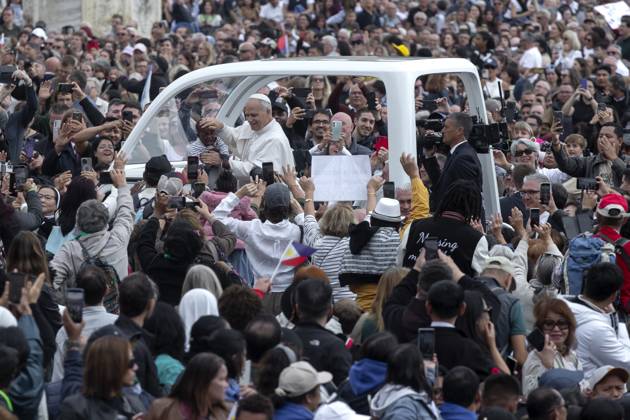 October 5, 2025, Vatican City, Vatican: Pope Leo XIV greets a child from the popemobile at the end of a Mass for the Jubilee of the Missions and of Migrants in St. Peter s square at the Vatican Vatican City Vatican - ZUMAs197 20251005_aaa_s197_604 Copyright: xMariaxGraziaxPicciarellax