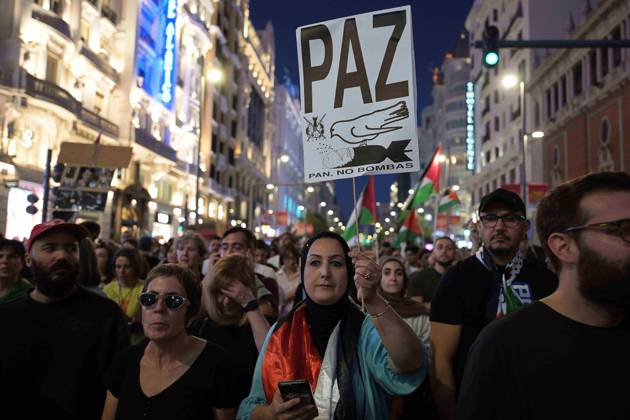 October 4, 2025, Madrid, Madrid, Spain: Protesters hold banners and Palestinian banners during a demonstration in solidarity with the Palestinians in the Gaza strip, in Madrid. Madrid Spain - ZUMA- Oc 20251004_zsp_d308_012 Copyright: xJuanxCarlosxLucasx