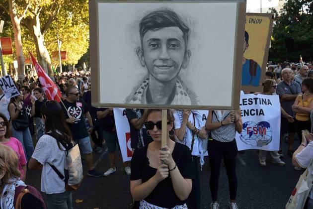 October 4, 2025, Madrid, Madrid, Spain: Protesters hold banners and Palestinian banners during a demonstration in solidarity with the Palestinians in the Gaza strip, in Madrid. Madrid Spain - ZUMA- Oc 20251004_zsp_d308_015 Copyright: xJuanxCarlosxLucasx