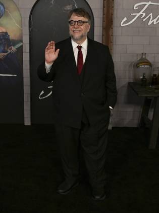 October 6, 2025, Los Angeles, California, USA: Mexican filmmaker, author, and artist GUILLERMO DEL TORO attends Los Angeles red carpet premiere of Netflix s Frankenstein Los Angeles USA - ZUMAb173 20251006_aap_b173_004 Copyright: xBillyxBennightx