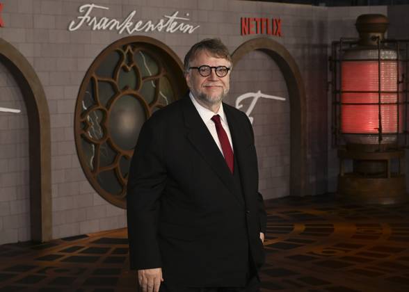 October 6, 2025, Los Angeles, California, USA: Mexican filmmaker, author, and artist GUILLERMO DEL TORO attends Los Angeles red carpet premiere of Netflix s Frankenstein Los Angeles USA - ZUMAb173 20251006_aap_b173_025 Copyright: xBillyxBennightx