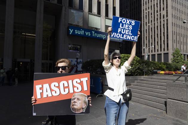 October 7, 2025, New York, New York, USA: Demonstrators denouncing Fox News as extremist right-wing propaganda in support of President Trump s administration hold signs that read FASCIST with an image of President Trump FOX S LIES FUEL VIOLENCE outside of News Corp s Fox News Channel in midtown Manhattan. Protesters with the activist groups Rise & Resist and Truth Tuesdays come to Fox News weekly for a peaceful demonstration calling for truth in journalism and denouncing authoritarianism, oligarchy, fascism, and Trump s agenda. New York USA - ZUMAr174 20251007_znp_r174_002 Copyright: xGinaxMxRandazzox
