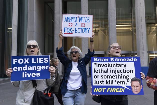 October 7, 2025, New York, New York, USA: Demonstrators denouncing Fox News as extremist right-wing propaganda in support of President Trump s administration hold signs that read FOX LIES endanger lives AMERICA NEEDS A FOX-ECTOMY and a sign with an image and quote from Fox anchor B. Kilmeade that reads Brian Kilmeade Involuntary lethal injection or something. Just kill em. NOT FIRED! outside of News Corp s Fox News Channel in midtown Manhattan. Protesters with the activist groups Rise & Resist and Truth Tuesdays come to Fox News weekly for a peaceful demonstration calling for truth in journalism and denouncing authoritarianism, oligarchy, fascism, and Trump s agenda. New York USA - ZUMAr174 20251007_znp_r174_019 Copyright: xGinaxMxRandazzox
