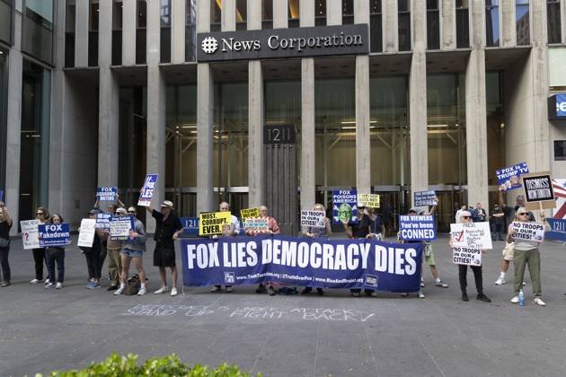 October 7, 2025, New York, New York, USA: Demonstrators denouncing Fox News as extremist right-wing propaganda in support of President Trump s administration hold a banner and signs that read FOX LIES DEMOCRACY DIES outside of News Corp s Fox News Channel in midtown Manhattan. Protesters with the activist groups Rise & Resist and Truth Tuesdays come to Fox News weekly calling for truth in journalism and denouncing authoritarianism, oligarchy, fascism, and Trump s agenda. New York USA - ZUMAr174 20251007_znp_r174_027 Copyright: xGinaxMxRandazzox